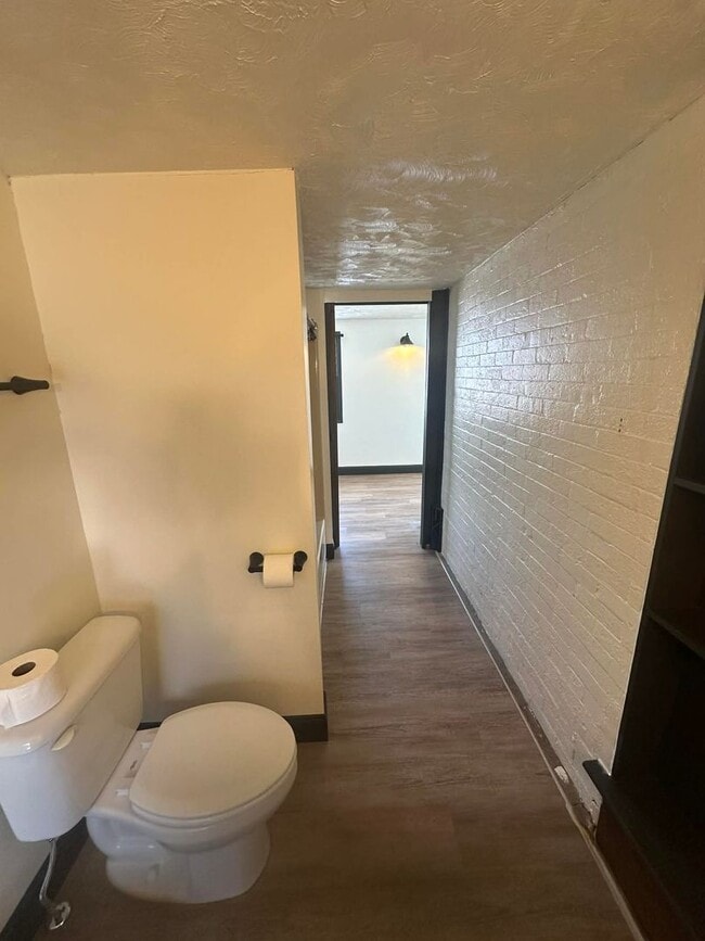 Building Photo - 711 W Adams St