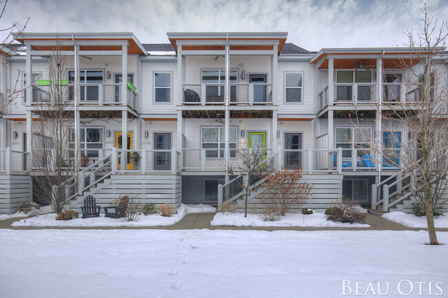 Building Photo - 2098 Celadon Dr NE