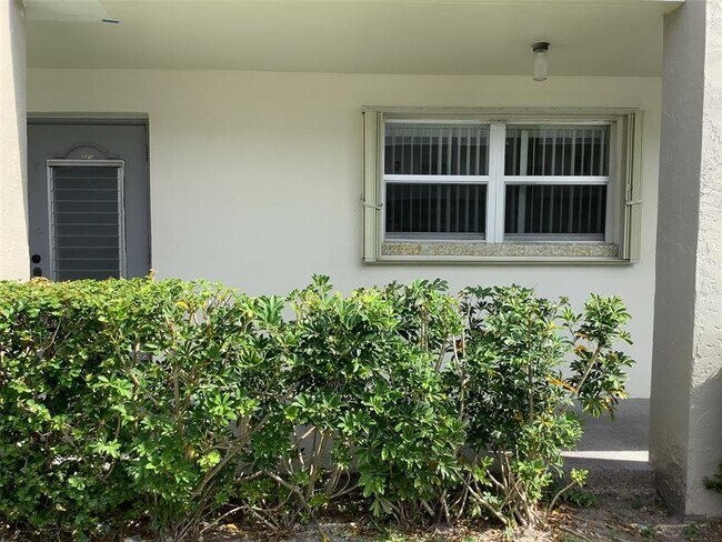 Foto del edificio - 8220 Sunrise Lakes Blvd