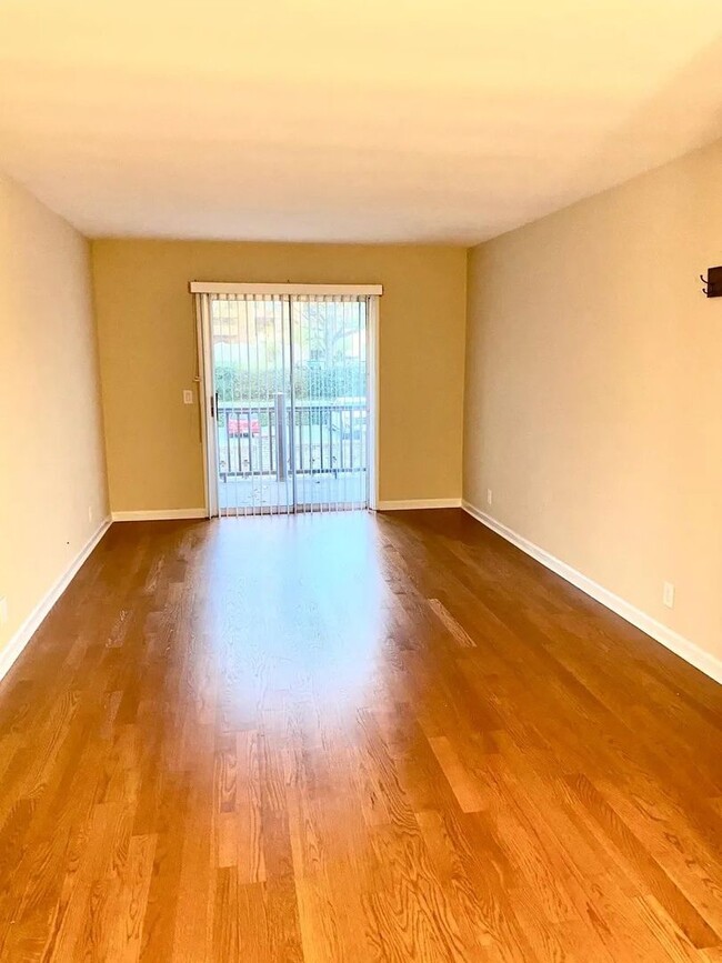 Building Photo - 1 Bedroom Condo
