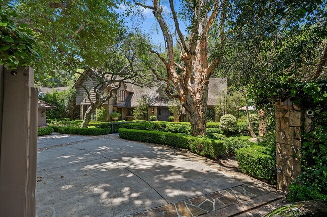 Foto del edificio - 575 N Beverly Glen Blvd