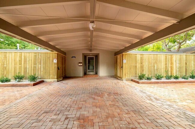 Building Photo - 5011 Beechnut St