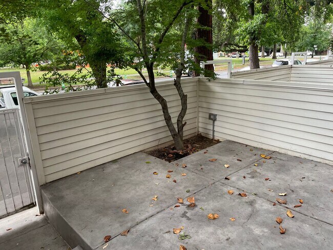 Building Photo - Two Bedroom 1.5 Bath Townhome unit in Standford Park HOA