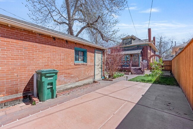 Building Photo - 4047 Wyandot St