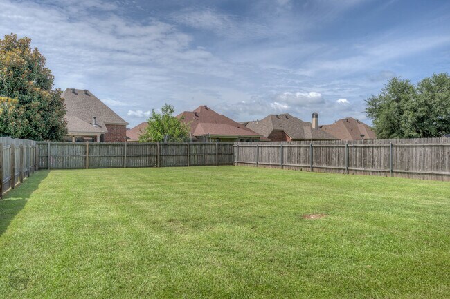 Building Photo - 525 Chinquipin Dr
