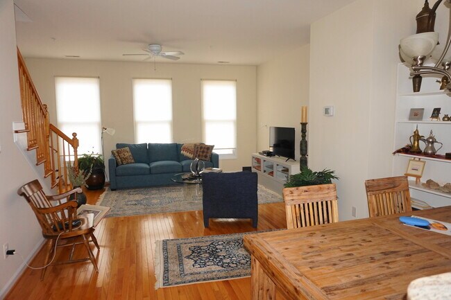 Building Photo - Charming 3Bedroom/3.5Bath Townhome in Ridg...
