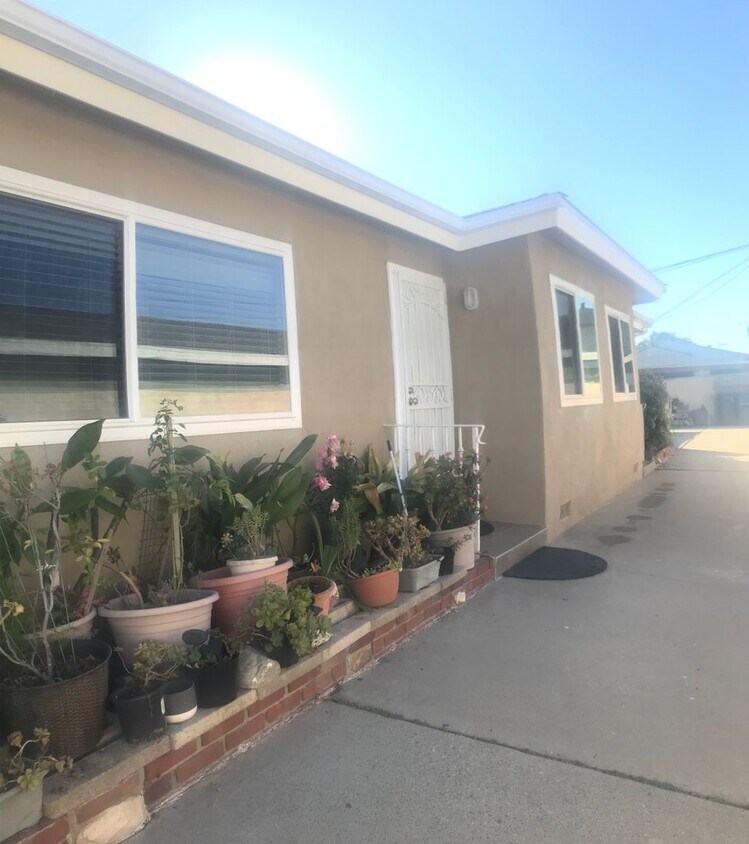 4070 W 141st St Unit B, Hawthorne, CA 90250 Room for Rent in