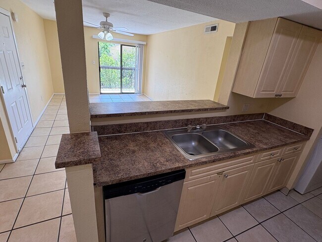 Building Photo - **Coming Soon** 1/1 Condo for Rent in Fort Myers