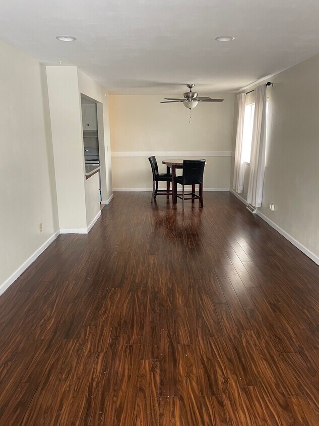 Primary Photo - 1121 E Kingman Ave
