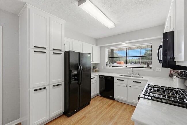 Building Photo - 3821 Brighton Dr