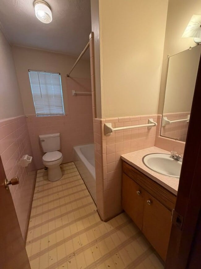 Building Photo - 2 Bed 1 Bath Duplex