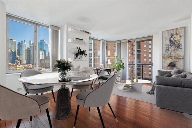 Building Photo - 500 W 43rd St