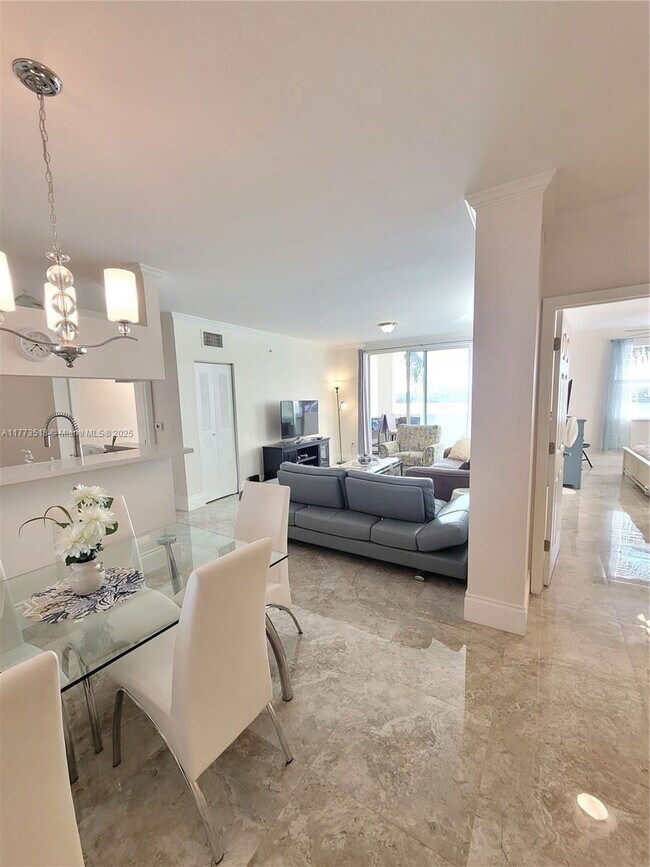Foto del edificio - 17100 N Bay Rd