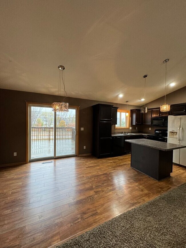 Foto del edificio - Dogs are welcome no cats. Available January 1, 2026 NW Rochester 4 bedroom 3 bath 2 car attached ...