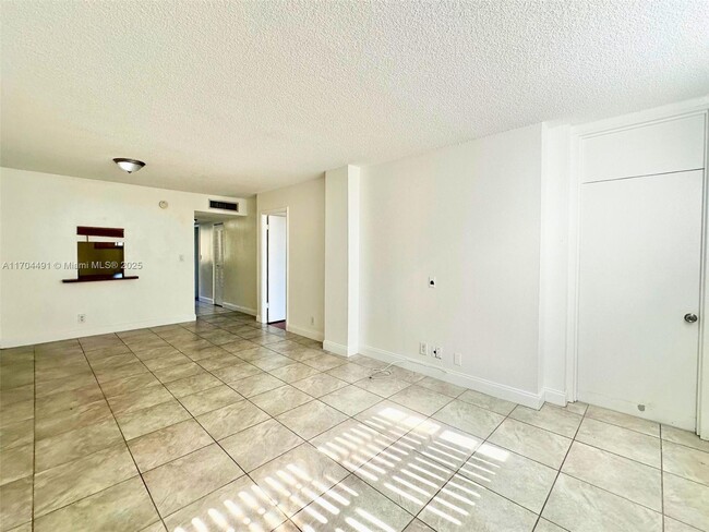 Foto del edificio - 2903 NE 163rd St