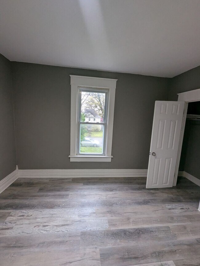 Building Photo - 3 Bedroom Home — Available December 26 in Columbus, KS!