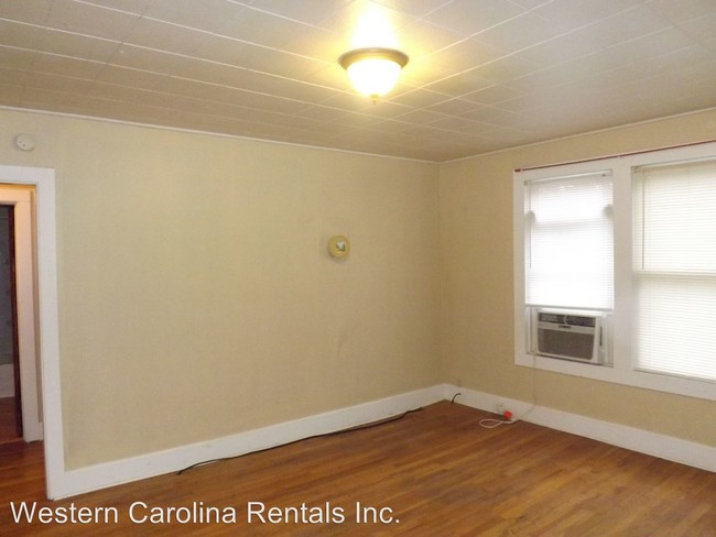 Building Photo - 1061 Dillsboro Rd