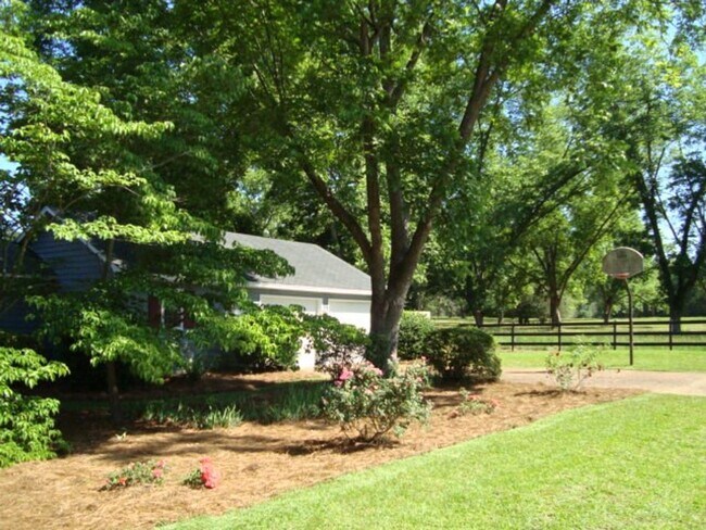 Building Photo - 4 Bedroom 2.5 Bath Home available to rent!