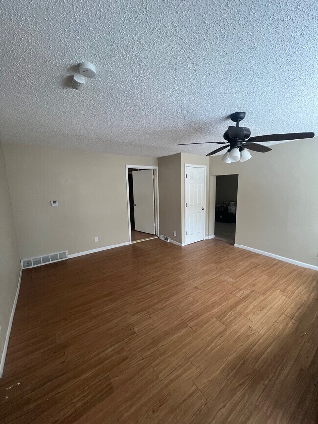 Building Photo - Spacious 4-Bedroom Multiplex Rental with 2...
