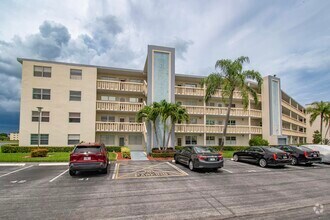 Building Photo - 2030 Ainslie Dr