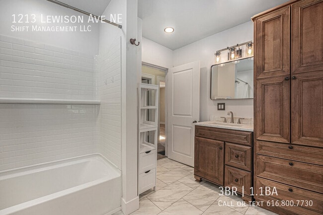 Building Photo - 1213 Lewison Ave NE