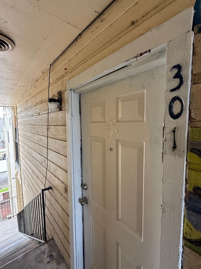 Building Photo - 1808 E 66th Pl