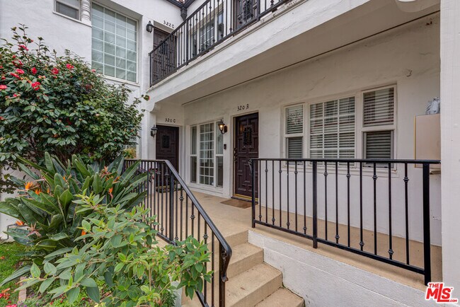 Building Photo - 320 S Reeves Dr