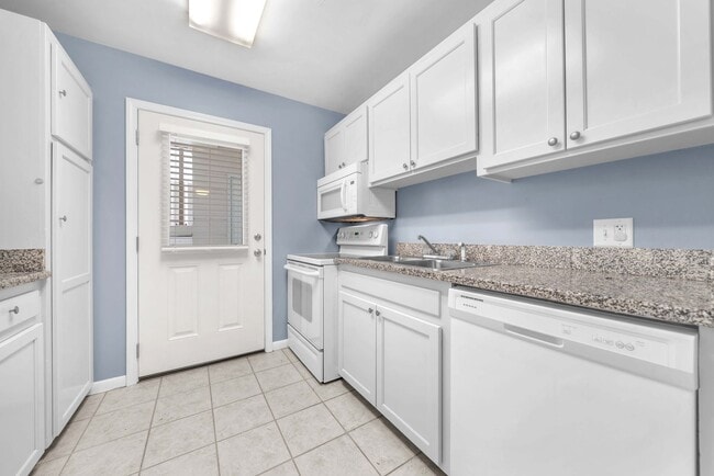 Building Photo - 2100 W Beach Dr