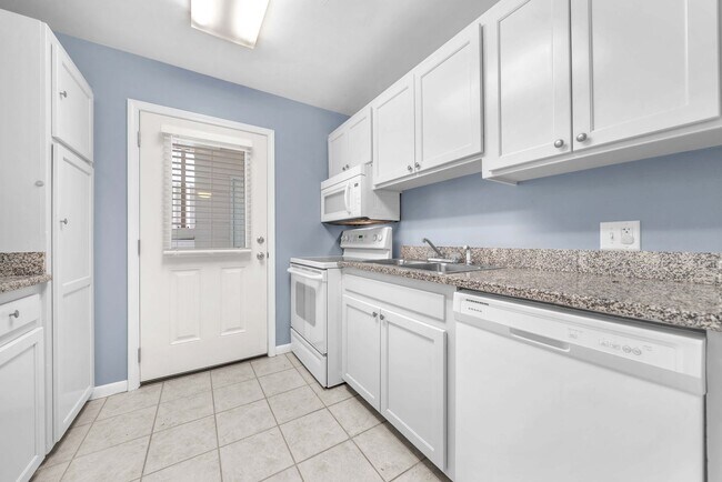 Foto del edificio - 2100 W Beach Dr