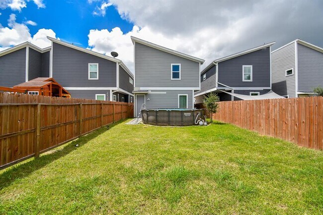 Building Photo - 9625 Habitat St