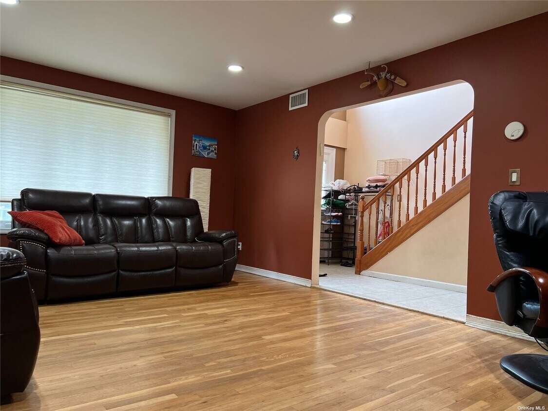 Foto principal - 56-53 E Hampton Blvd