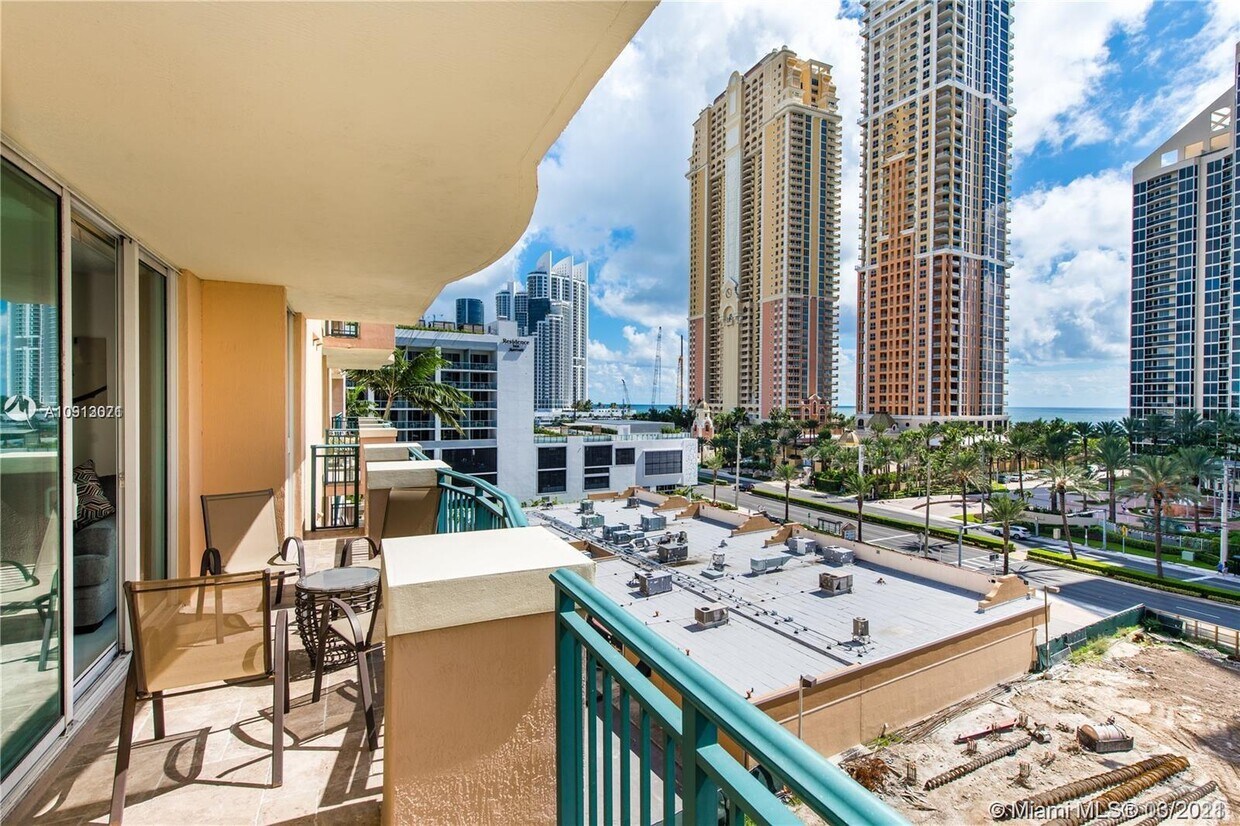 Foto principal - 17555 Atlantic Blvd