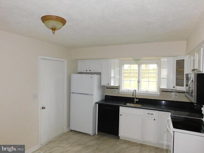 Foto del edificio - 916 Pointer Ridge Dr