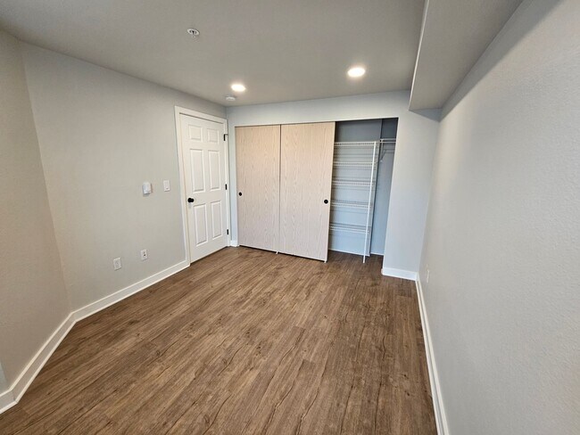 Building Photo - Modern 1BR on First Hill – In-Unit Laundry, Secure Parking, Steps to Pill Hill & Seattle U
