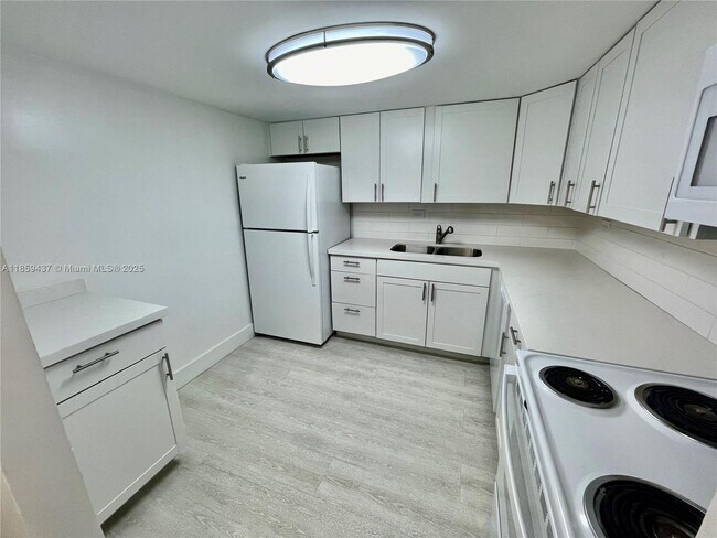 Foto del edificio - 8101 SW 72nd Ave