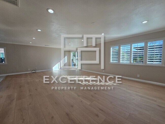 Foto del edificio - Newly Remodeled Home - Kitchen, fixtures, paint, everything new! Spacious yard and pets negotiable!