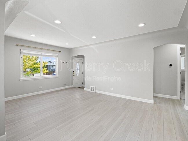 Building Photo - 550 Winona Ct