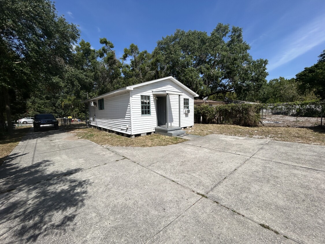 Foto principal - 1328 37th St NW