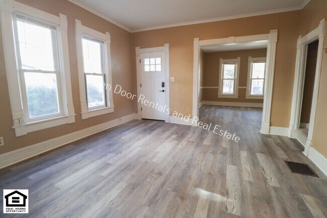 Building Photo - 304/306 S Guilford St