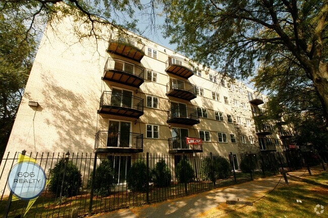 Building Photo - 6954 N Greenview Ave