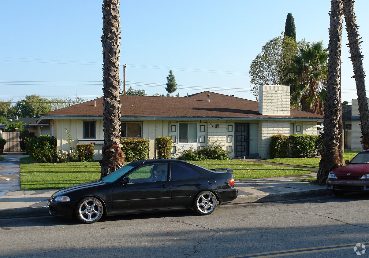 Building Photo - 2145 E Almont Ave