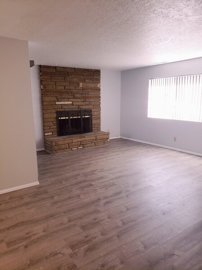 Foto del edificio - COMING SOON! Renovated - 2 Bedroom 1 Bath ...