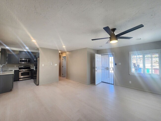 Foto del edificio - Gorgeous 2 Bedroom 1 Bath