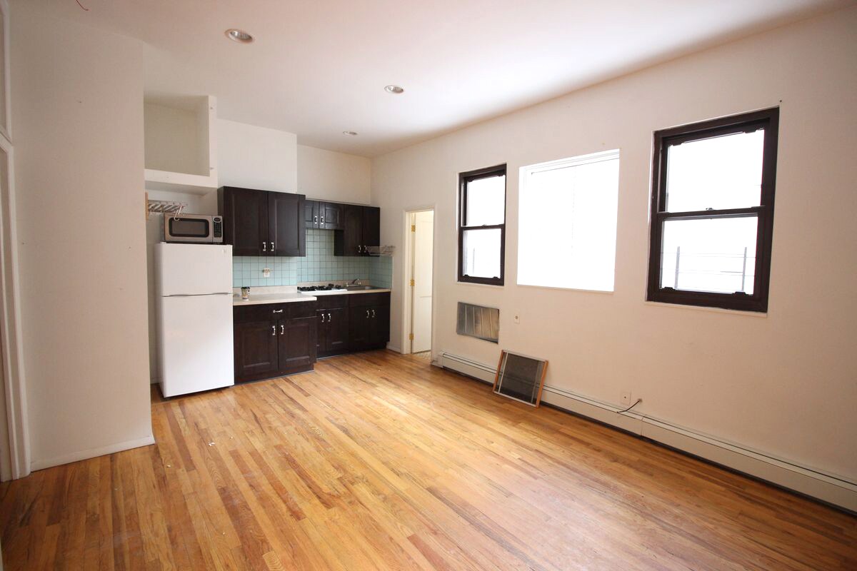 Primary Photo - 553 Meeker Ave