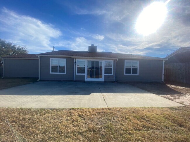 Building Photo - Wonderful Custom Home w/ Large Lot, Conven...
