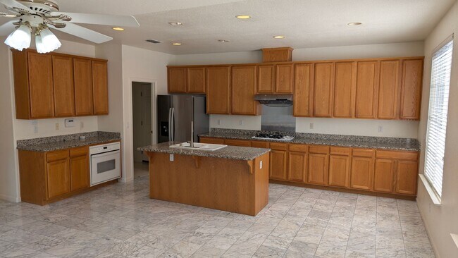 Foto del edificio - 4-Bedroom Danville Home in Quiet Cul-De-Sac | Prime Tassajara Location Top Schools