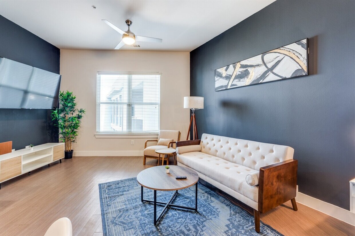 Foto principal - 613 Lone Star Blvd