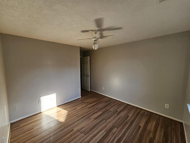 Foto del edificio - 3706 Nutwood Ln