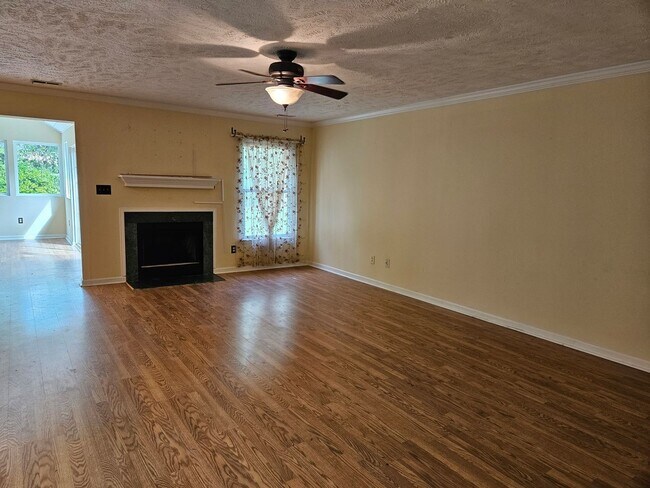 Building Photo - New on Rental Market - 3 bed, 2 bath, full...