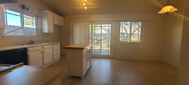 Foto del edificio - 3 Bedroom 2 Bathroom Home in Elk Grove